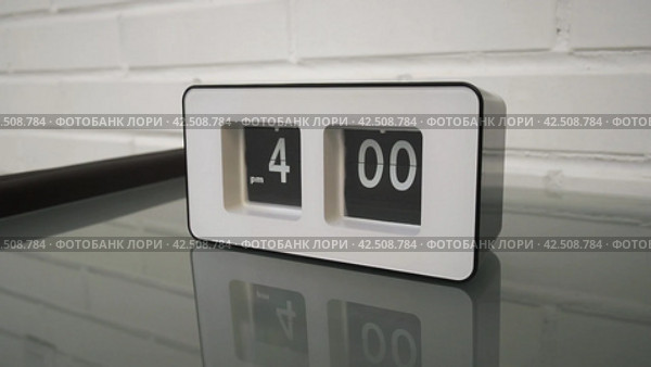 Перекидной циферблат часов будильника. Монтаж двух планов. Flip clock mechanism. 4:00 PM. Flip clock watch face. White brick wall in the background. Slow motion 240 fps. Стоковое видео, видеограф EStarodubov / Фотобанк Лори