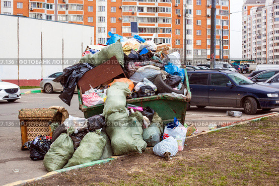Переполненный мусорный контейнер в городе (2015 год). Редакционное фото, фотограф Татьяна Назмутдинова / Фотобанк Лори