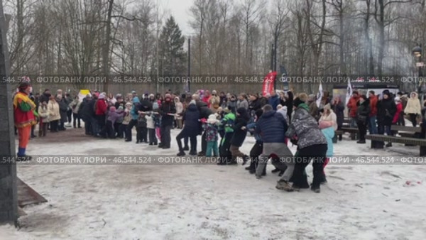 Перетягивание каната на празднике  "Солнечной масленицы" в лесопарке города Фрязино. Редакционное видео, видеограф Владимир Шипикин / Фотобанк Лори