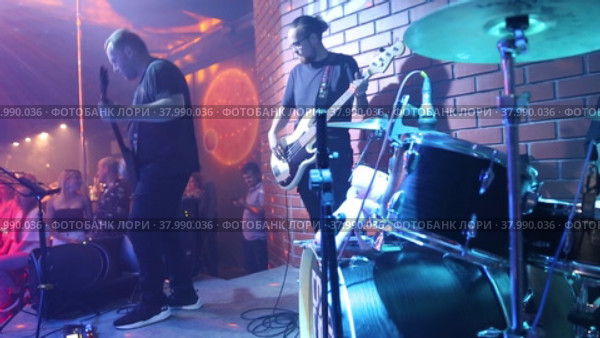 Performance of the group "Carpet-flying". The drummer plays the drums. Редакционное видео, видеограф Евгений Ткачёв / Фотобанк Лори