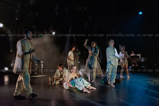 Перформанс «Нити » в исполнении участников коллектива «Упсала-Цирк». Санкт-Петербург (2023 год). Редакционное фото, фотограф Румянцева Наталия / Фотобанк Лори