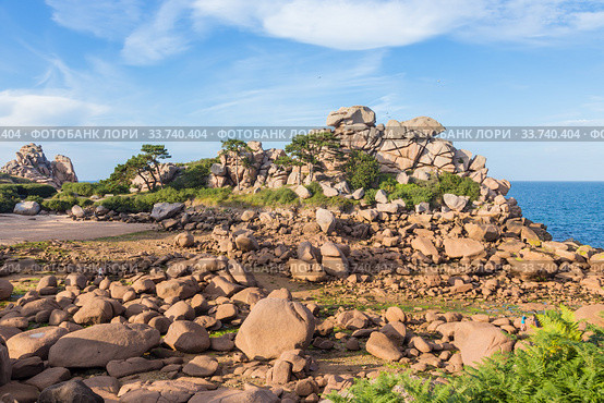 Перрос-Гирек (Perros-Guirec), Франция. Морской пейзаж с живописными розовыми гранитными скалами (2017 год). Редакционное фото, фотограф Rokhin Valery / Фотобанк Лори