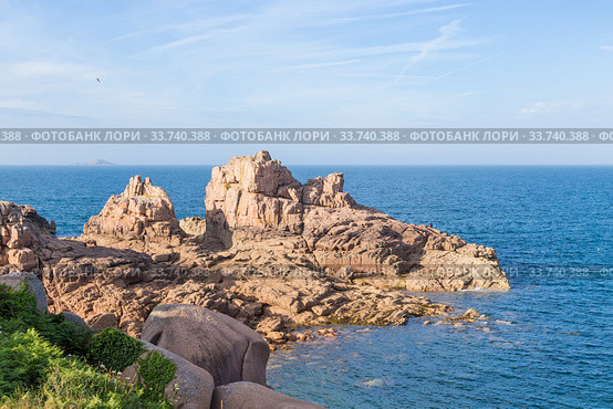 Перрос-Гирек (Perros-Guirec), Франция. Живописные скалы Берега розового гранита (Côte de granit rose or Pink Granite Coast) на закате (2017 год). Стоковое фото, фотограф Rokhin Valery / Фотобанк Лори