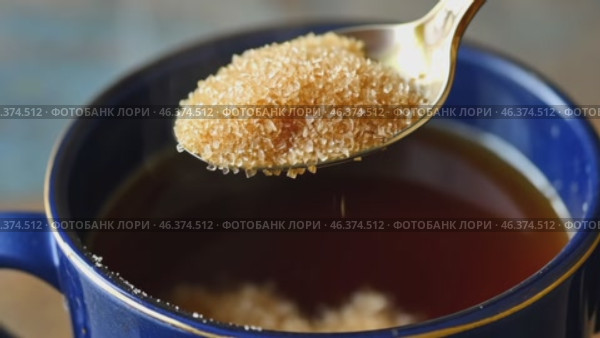 Person adding cane sugar with a spoon to cup of fresh aromatic coffee. Close up of teaspoon putting brown sugar into hot steamed drink mug. Sugar Being Poured into Cup of Coffee Americano, Close-Up. Стоковое AI-видео, аниматор Марина Демидюк / Фотобанк Лори