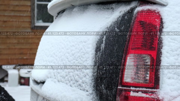Person brushing fresh snow from car windows after snow storm blizzard. Morning routine difficulties of car owners in cold winter weather. Car window cleaning. Winter season. White snow. Vehicle care. Стоковое видео, видеограф Марина Демидюк / Фотобанк Лори