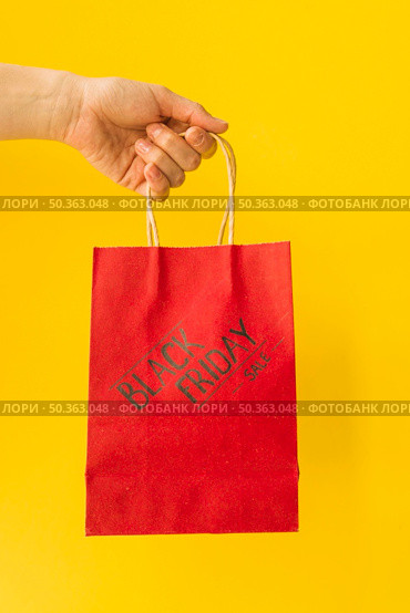 person hand holding paper craft packet. Стоковое фото, агентство Ingram Publishing / Фотобанк Лори