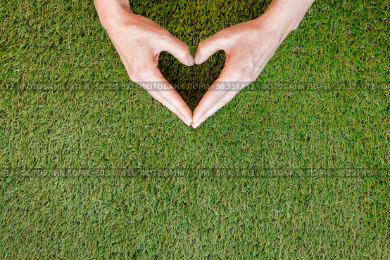 person making heart his hands grass. High resolution photo. person making heart his hands grass. High quality photo. Стоковое фото, агентство Ingram Publishing / Фотобанк Лори