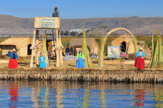 peru - uros, pre-incan people who live on forty-two self-fashioned floating island in lake titicaca puno, peru and bolivia.Peru, South America, Titicaca Lake, Uros Indian, Uros Ayamaras, Floating Island. Редакционное фото, агентство BE&W Photo / Фотобанк Лори