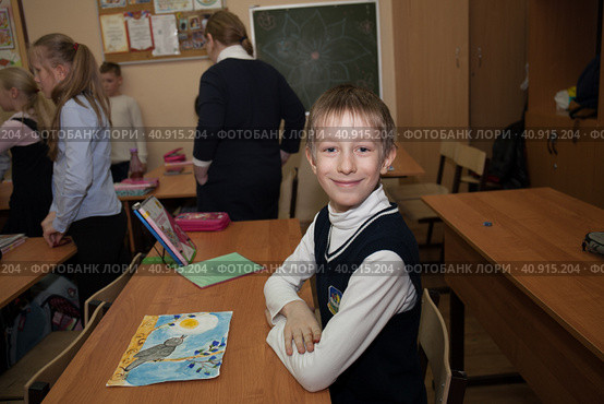 Первоклассник на уроке за партой (2018 год). Редакционное фото, фотограф Оксана Лычева / Фотобанк Лори