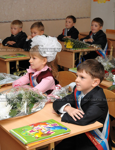 Первоклассники на первом уроке в день знаний (2010 год). Редакционное фото, фотограф Вячеслав Палес / Фотобанк Лори
