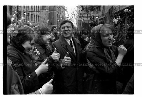 Первомайская демонстрация, игра в "Жучка" Редакционное фото, фотограф Борис Кавашкин / Фотобанк Лори