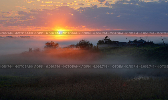 Первые лучи солнца над деревней. Стоковое фото, фотограф Сергей Костарев / Фотобанк Лори