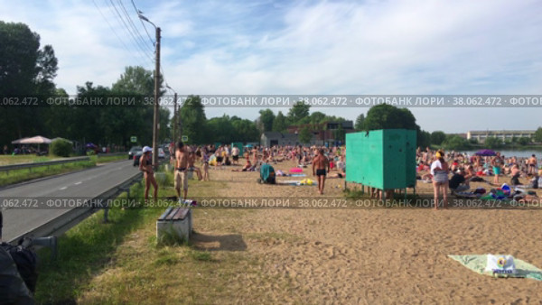 Песчаный пляж на проспекте Красных Командиров в Красном Селе, Санкт-Петербург. Озеро Безымянное (2022 год). Редакционное видео, видеограф Кекяляйнен Андрей / Фотобанк Лори