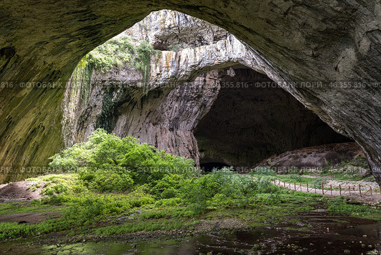 Пещера Деветашка (Holes Devetashka Cave)- это большая карстовая пещера, расположенная примерно в 7 км к востоку от Лестницы и в 15 км к северо-востоку от Ловеча, недалеко от деревни Деветаки. Болгария. Стоковое фото, фотограф Дымов Игорь / Фотобанк Лори
