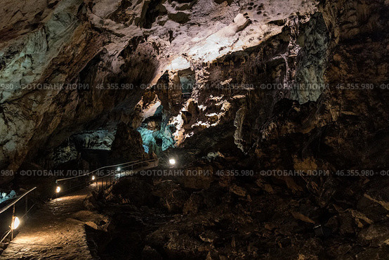 Пещера Магура (Magura Cave) на северо-западе Болгарии, недалеко от Белоградчика ( Belogradchik), провинция Видин (Vidin) (2019 год). Стоковое фото, фотограф Дымов Игорь / Фотобанк Лори