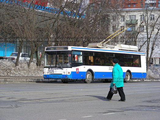 Пешеход переходит дорогу в неположенном месте, Первомайская улица, Москва (2011 год). Редакционное фото, фотограф lana1501 / Фотобанк Лори