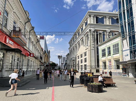 Пешеходная улица Вайнера в центре Екатеринбурга летом. Доходный дом купца Емельянова (2021 год). Редакционное фото, фотограф Овчинникова Ирина / Фотобанк Лори