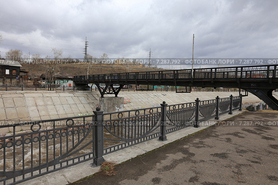 Пешеходный мост через реку Кача, Красноярск (2015 год). Стоковое фото, фотограф Алексей Гусев / Фотобанк Лори