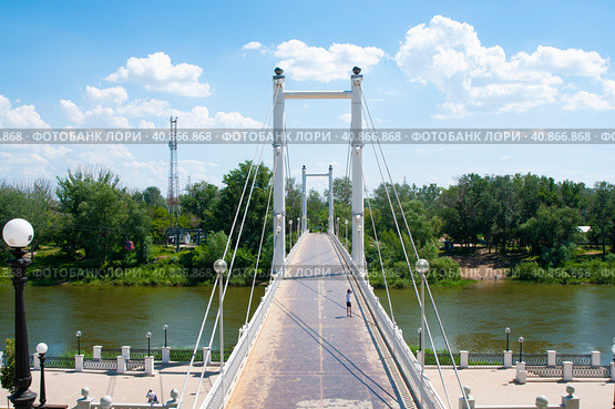 Пешеходный мост Европа-Азия - мост в Оренбурге через реку Урал. Pedestrian bridge Europe-Asia - a bridge in Orenburg across the Ural River. (2023 год). Редакционное фото, фотограф Татьяна Шикова / Фотобанк Лори