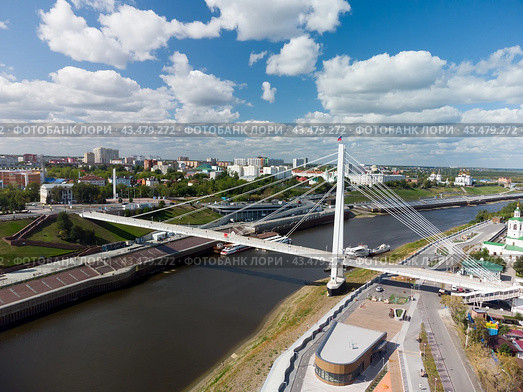 Пешеходный мост влюбленных на реке Тура. Тюмень, Россия (2021 год). Стоковое фото, фотограф Сергей Буторин / Фотобанк Лори