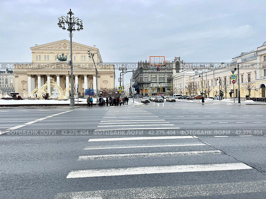 Пешеходный переход через Театральный проезд в Москве зимой в облачную погоду. Редакционное фото, фотограф Овчинникова Ирина / Фотобанк Лори
