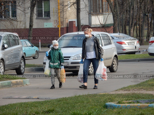 Пешеходы на улице в дни самоизоляции при коронавирусе Covid-19. Уссурийская улица. Район Гольяново. Город Москва (2020 год). Редакционное фото, фотограф lana1501 / Фотобанк Лори