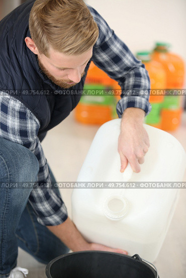 pest control contractor transfering liquids. Стоковое фото, агентство Ingram Publishing / Фотобанк Лори