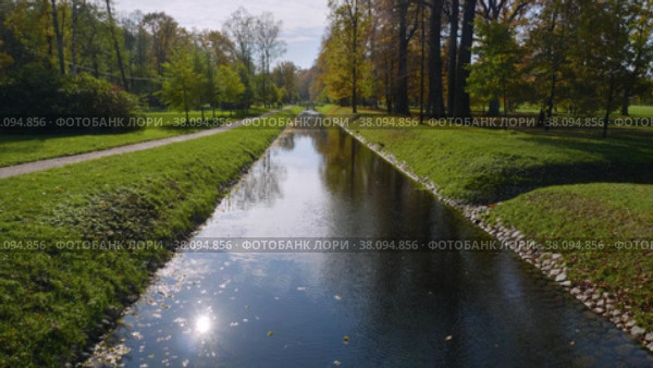 Петергоф, парк Александрия осенью. Канал парка с утками. Peterhof, Alexandria Park in autumn. The canal of the park with ducks. (2021 год). Редакционное видео, видеограф Евгений Романов / Фотобанк Лори