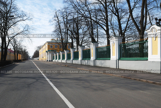 Петергоф. Правленская улица. Весна (2009 год). Стоковое фото, фотограф Катыкин Сергей / Фотобанк Лори