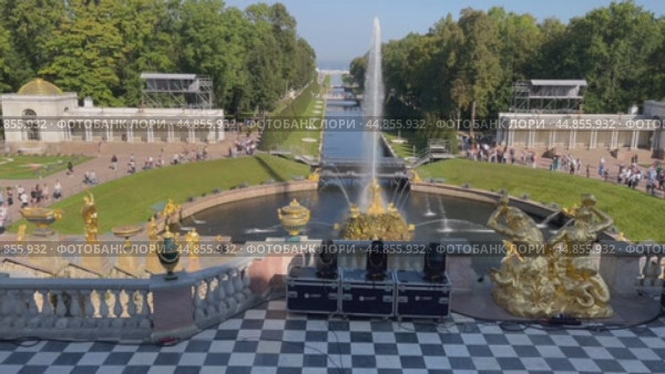 PETERGOF, SAINT PETERSBURG, RUSSIA - September 17, 2024: Video of the beautiful Samson Canal and fountain on Lower park of Peterhof on sunny summer day. Top view. City popular landmark. Редакционное видео, видеограф Виктория Катьянова / Фотобанк Лори
