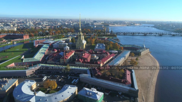 Петропавловская крепость октябрьским днем (съемка с квадрокоптера). Санкт-Петербург, Россия (2018 год). Стоковое видео, видеограф Виктор Карасев / Фотобанк Лори