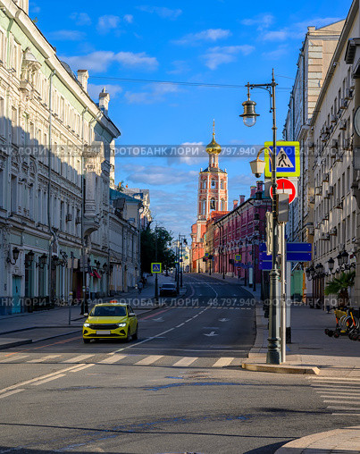 Petrovka street in Moscow, Russia. Architecture and landmarks of Moscow. Cozy cityscape of Moscow (2022 год). Редакционное фото, фотограф Екатерина Белова / Фотобанк Лори