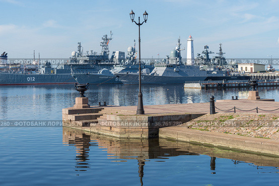 Петровская пристань (Зимняя пристань) на фоне военных кораблей Балтийского флота солнечным августовским утром. Кронштадт (2021 год). Редакционное фото, фотограф Виктор Карасев / Фотобанк Лори