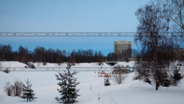 Petrozavodsk, Karelia, Russia 01.22.24 Hotel Karelia. Mouth, floodplain and terraces of the Lososinka River. An icy river under snowdrifts and snow cover. Winter day. Cars drive across the bridge. (2017 год). Редакционное видео, видеограф Юлия Петровская / Фотобанк Лори