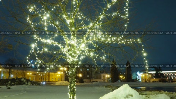 Petrozavodsk, Karelia, Russia, January 14, 2025: Vladimir Ilyich Lenin Square, center. Winter garlands and Christmas decorations, festive decor. Cozy spaces, magical atmosphere during holiday season. Редакционное видео, видеограф Юлия Петровская / Фотобанк Лори