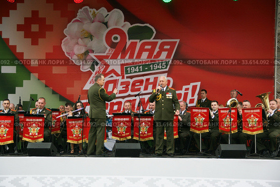 Певец и военный оркестр на сцене - 9 мая День Победы (2019 год). Редакционное фото, фотограф Марина Шатерова / Фотобанк Лори