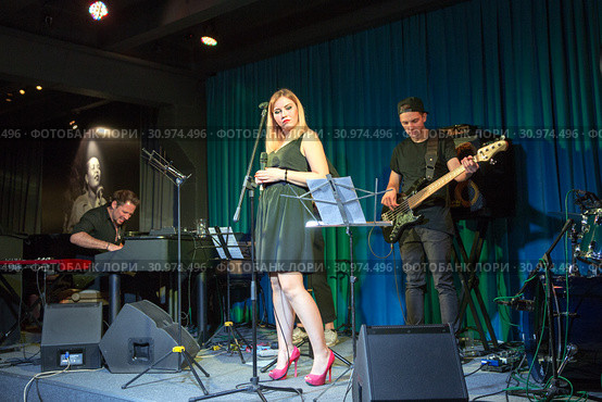 Певица Юлия Дьячковская с группой музыкантов на сцене джаз клуба Everjazz (2016 год). Редакционное фото, фотограф Евгений Ткачёв / Фотобанк Лори