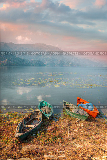 Phewa Lake - the second largest lake in Nepal located in the Pokhara Valley near the town and the mountain Sarangkot. Стоковое фото, агентство Ingram Publishing / Фотобанк Лори