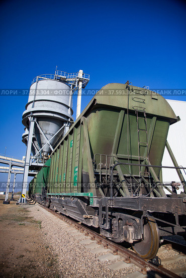 Phosphate fertilizers plant. Railway loader station or terminal fertilizers. Hopper car train. Green railway carriages. Стоковое фото, фотограф Alexey Rezvykh / Фотобанк Лори