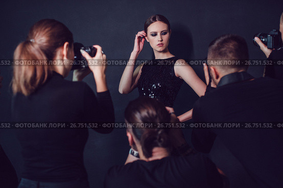 Photographers paparazzi take photos of beautiful woman in cocktail dresses. Стоковое фото, фотограф Женя Канашкин / Фотобанк Лори