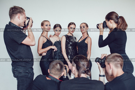 Photographers paparazzi take photos of women in cocktail dresses. Стоковое фото, фотограф Женя Канашкин / Фотобанк Лори
