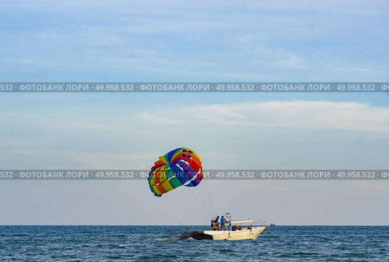 PHUKET, THAILAND -Jul 5 2016: An unidentified Paramania Paramotor show in Children day. Photo at Phuket, Thailand. Редакционное фото, агентство Ingram Publishing / Фотобанк Лори