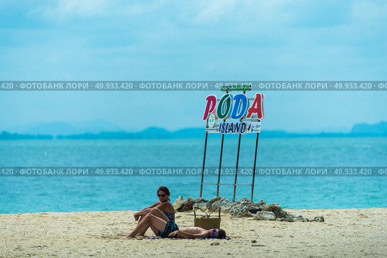 Phuket, THAILAND - March  4, 2017. Tourists are happy to live on the beautiful beach in Phuket. Редакционное фото, агентство Ingram Publishing / Фотобанк Лори
