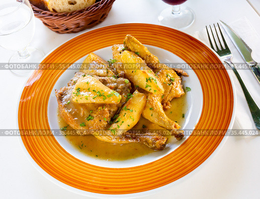 Picante de pollo, spicy chicken with pears. Стоковое фото, фотограф Яков Филимонов / Фотобанк Лори