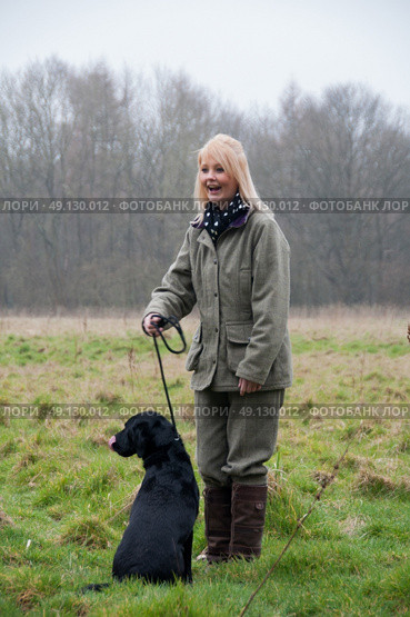 Picker up with her labrador on a pheasant shoot. Стоковое фото, агентство Ingram Publishing / Фотобанк Лори