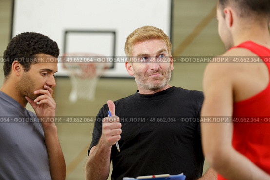 picture of basketball players and coach. Стоковое фото, агентство Ingram Publishing / Фотобанк Лори