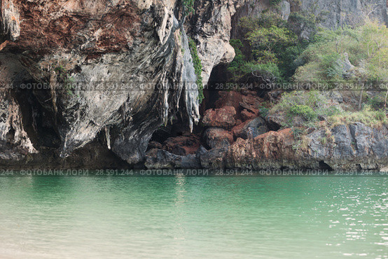 Picturesque cliffs hang over sea. Thailand. Стоковое фото, фотограф Александр Романов / Фотобанк Лори