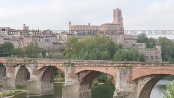 Picturesque landscape with a view of the ancient bridge over the Tarn River in the city of Albi, France. Стоковое видео, видеограф Яков Филимонов / Фотобанк Лори