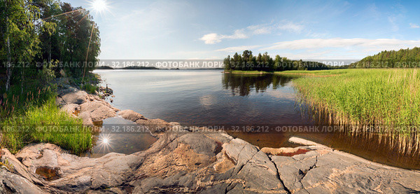 Picturesque stone shore of the island on lake Ladoga . Ladoga Skerries, Karelia. (2019 год). Редакционное фото, фотограф Алексей Маринченко / Фотобанк Лори