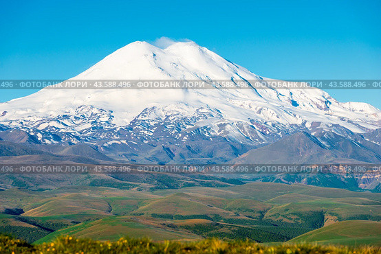 Picturesque view of the white peak of Mount Elbrus. View from the Kanjol plateau (2021 год). Редакционное фото, фотограф Константин Лабунский / Фотобанк Лори